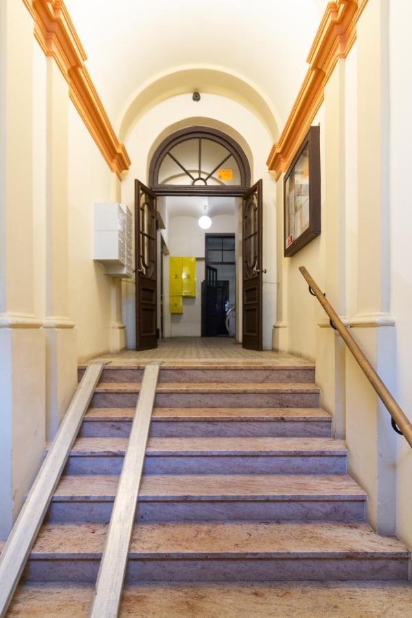 Lilly Apartment Main Train Station Old Town By The Castle Suites Krakow Cracóvia Exterior foto
